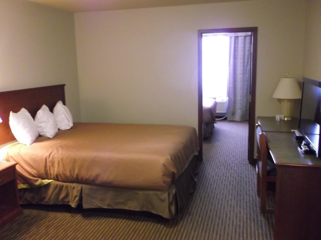 Foxwood Inn And Suites Fox Creek Zimmer foto