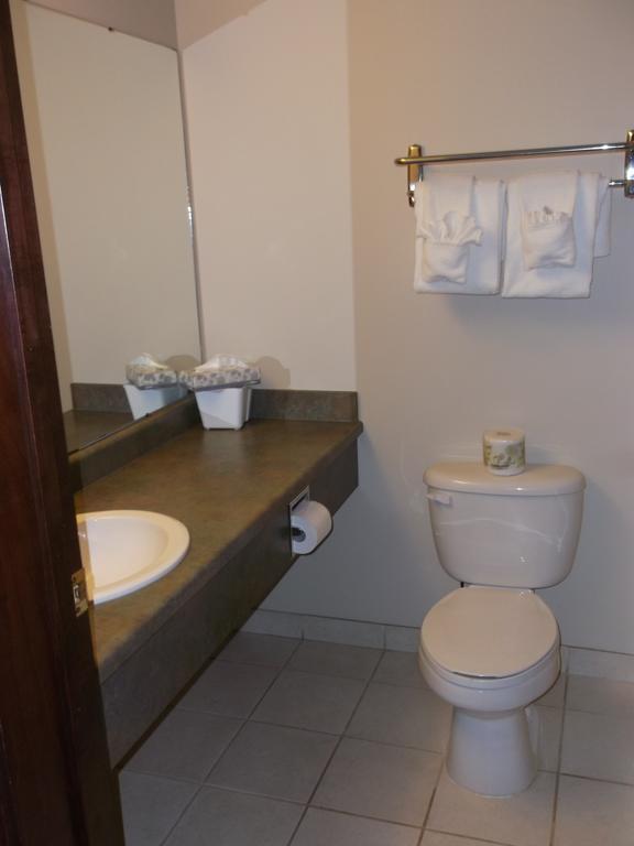 Foxwood Inn And Suites Fox Creek Zimmer foto