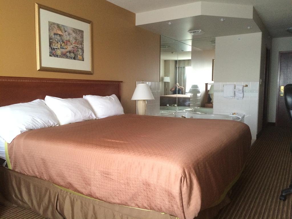 Foxwood Inn And Suites Fox Creek Zimmer foto