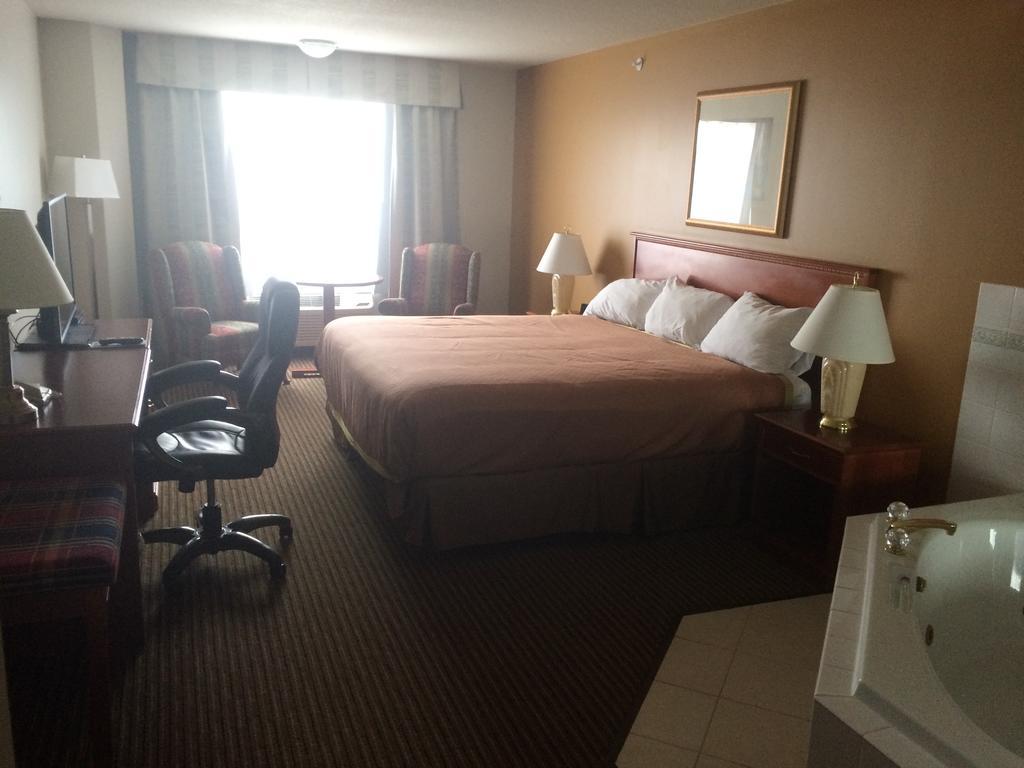 Foxwood Inn And Suites Fox Creek Zimmer foto