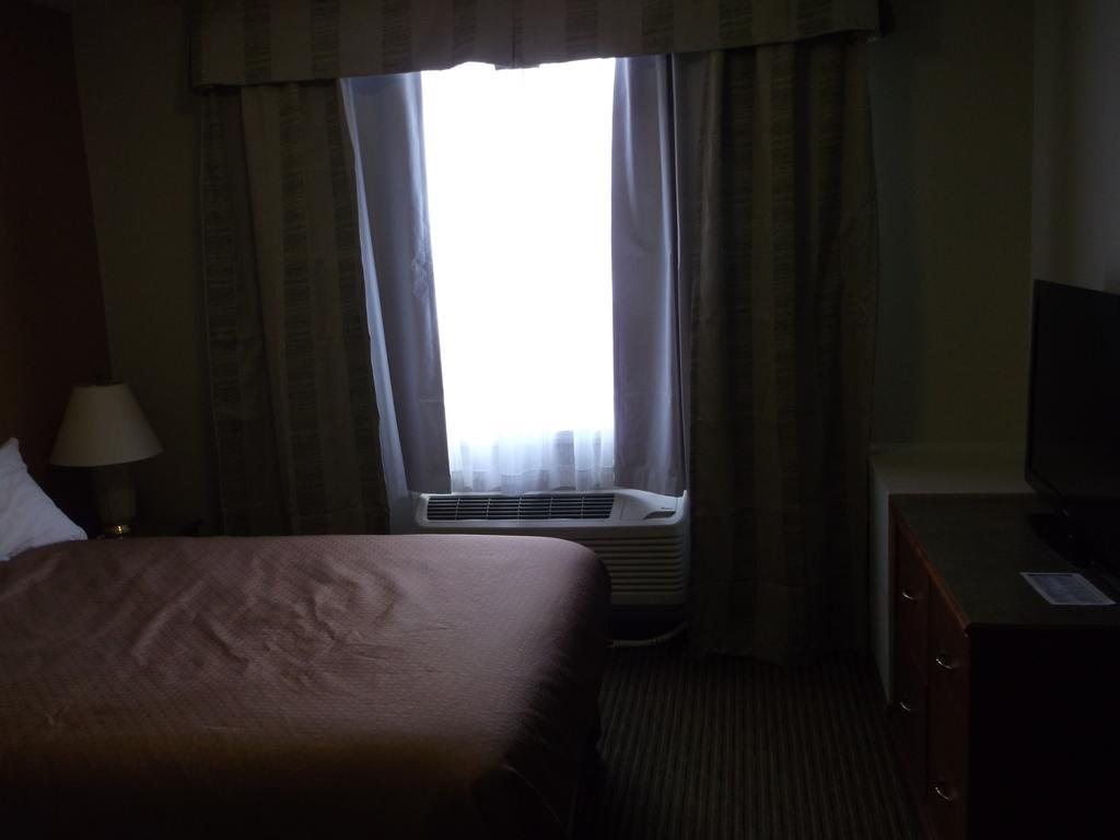 Foxwood Inn And Suites Fox Creek Zimmer foto