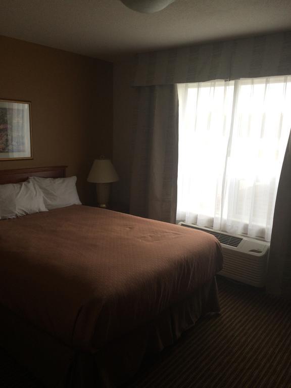 Foxwood Inn And Suites Fox Creek Zimmer foto